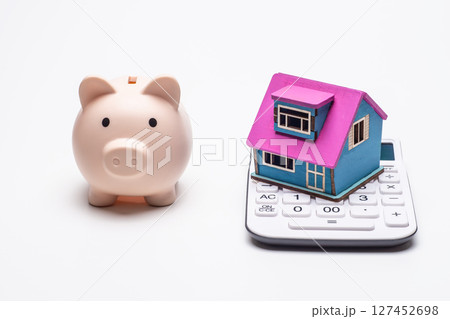 住宅の模型と電卓と豚の貯金箱 住宅の模型と電卓と豚の貯金箱 127452698