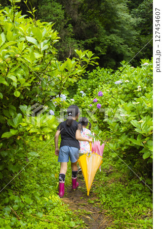 紫陽花の小径を歩く姉妹の後ろ姿 紫陽花の小径を歩く姉妹の後ろ姿 127454607