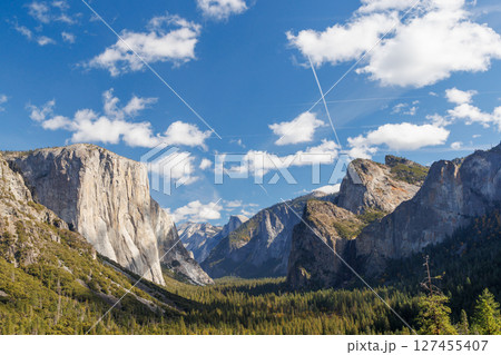 The breathtaking Tunnel View in Yosemite National Park 127455407