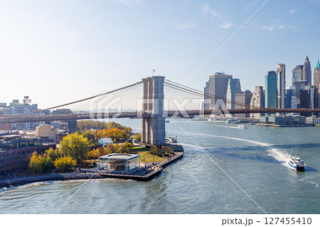 Iconic view of Brooklyn Bridge with Manhattan skyscrapers 127455410