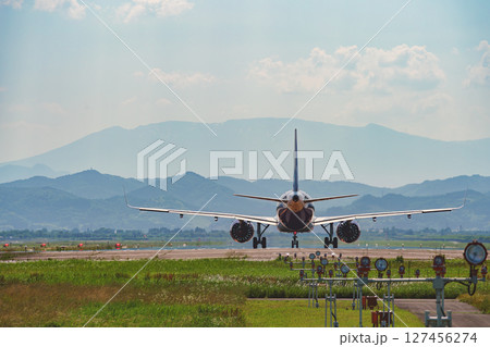 離陸準備の飛行機　仙台空港　宮城県名取市 127456274