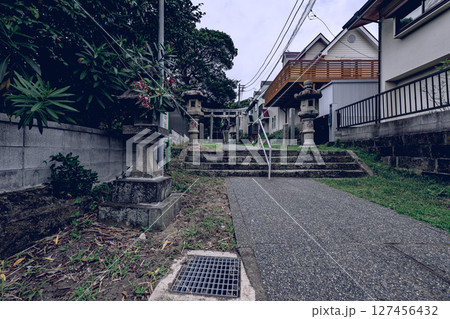 葉山の住宅街から森山神社へ向かう参道の風景 神奈川県葉山町 葉山の住宅街から森山神社へ向かう参道の風景 神奈川県葉山町 127456432