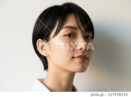 ヘアスタイルがショートの日本人女性 127456534
