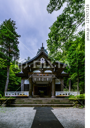 公時神社の美しい本殿と緑豊かな自然の景観　神奈川県箱根町 127457116