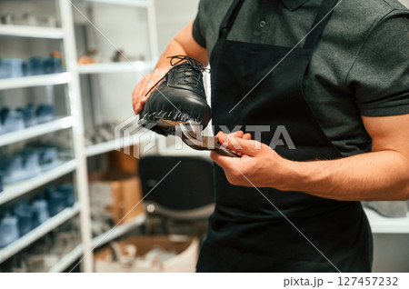 With shoe for prosthesis. Technician working in modern laboratory 127457232