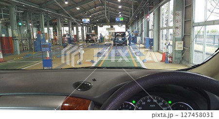 ユーザー車検　車検場の風景 127458031