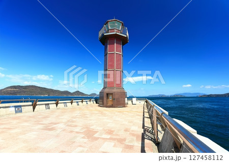 【香川県】晴天の高松港にそびえる赤灯台（せとしるべ） 127458112