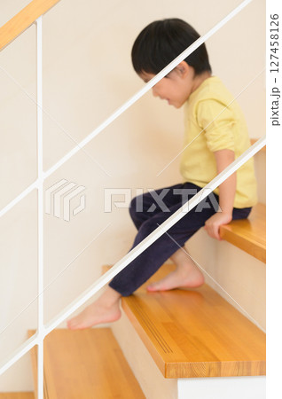階段で遊ぶ日本人の男の子 階段で遊ぶ日本人の男の子 127458126