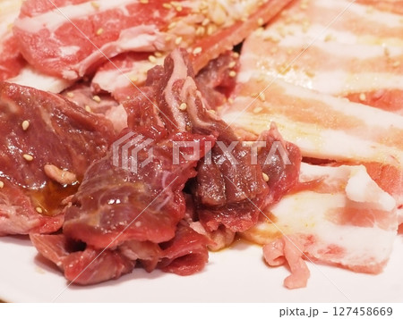 焼き肉屋のカルビとロース 127458669