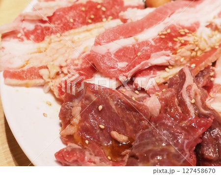 焼き肉屋のカルビとロース 127458670