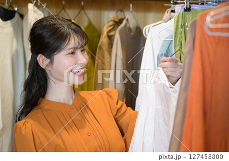 ウォークインクローゼットで服を選ぶ日本人女性 ウォークインクローゼットで服を選ぶ日本人女性 127458800