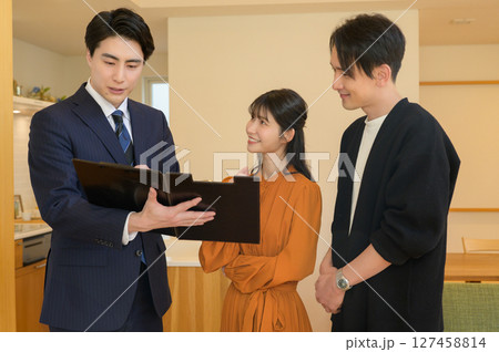 内見で家の説明を受ける日本人夫婦 127458814