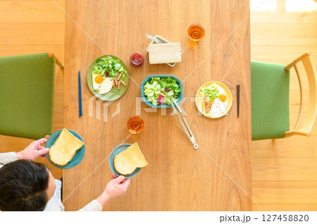 食事を準備する日本人男性の俯瞰写真 127458820