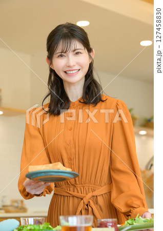 食事を準備する日本人女性 食事を準備する日本人女性 127458830