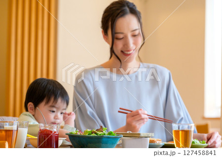 子供とご飯を食べる日本人の母親 127458841