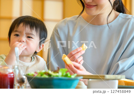 子供にご飯を食べさせる日本人の母親 127458849