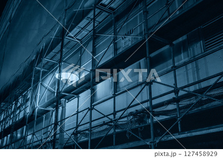 夜間照明が点灯した工事現場　仮設足場 127458929
