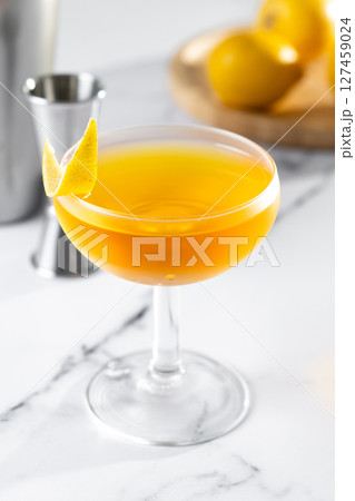 Paper plane cocktail i 127459024