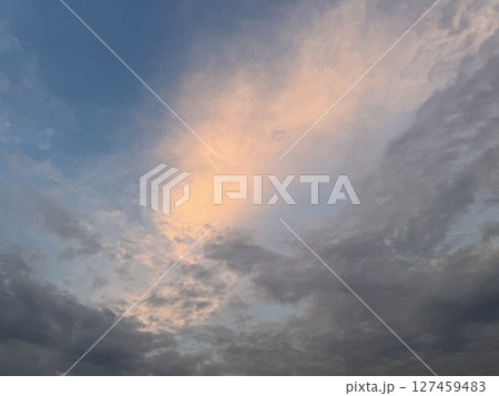 夕暮れ時の空 127459483