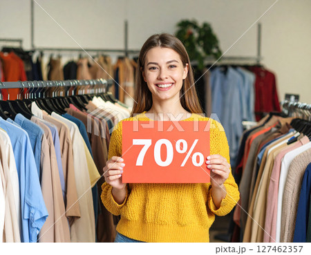 セールのチラシを見せる女性 127462357