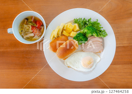 彩り豊かな健康朝食|手作りパンと鶏ハムの朝ごはん 彩り豊かな健康朝食|手作りパンと鶏ハムの朝ごはん 127464258