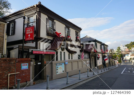 神戸市の北野異人館街　英国館、フランス長屋と北野通りの町並み 127464390