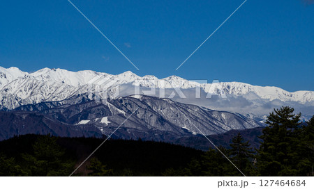 青空と雪の北アルプス　長野県白馬村 127464684