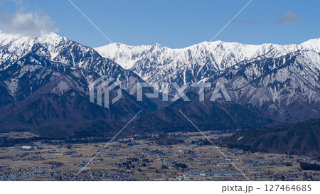 青空と雪の北アルプス　長野県白馬村 127464685