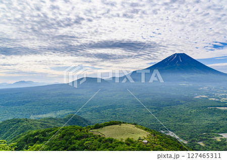 山梨百名山・竜ヶ岳から見る富士山と新緑の絶景 山梨百名山・竜ヶ岳から見る富士山と新緑の絶景 127465311