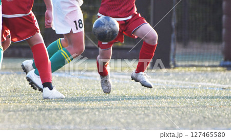 ドリブルするサッカー選手 127465580