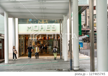 【神奈川県】横浜駅西口のモアーズ前 127465745