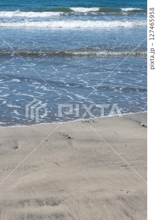 由比ガ浜海水浴場に打ち寄せる波 127465958