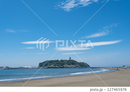 片瀬東浜海水浴場の青い空と青い海 127465976