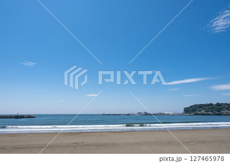 片瀬東浜海水浴場と青空の風景 127465978