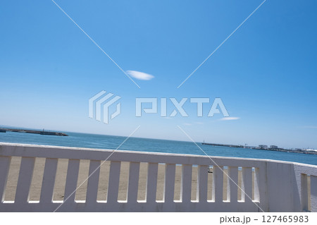 片瀬東浜海水浴場と青空の風景 片瀬東浜海水浴場と青空の風景 127465983