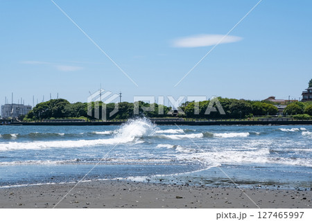 片瀬東浜海水浴場の波の風景 127465997