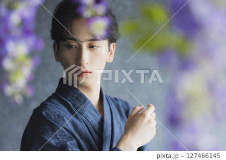 浴衣の若い男性 浴衣の若い男性 127466145