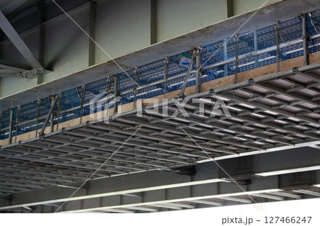 高架下の吊り足場 高架下の吊り足場 127466247