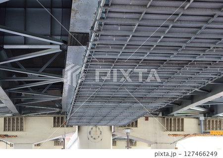 高架下の吊り足場 127466249