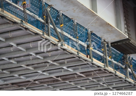 高架下の吊り足場 127466287