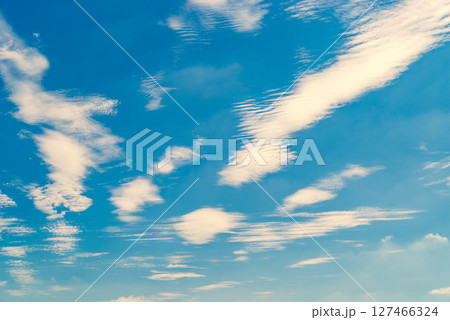 青空に散らばる波状雲 b-3 暖色加味 青空に散らばる波状雲 b-3 暖色加味 127466324