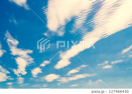 青空に散らばる波状雲　c-3 暖色加味 127466430