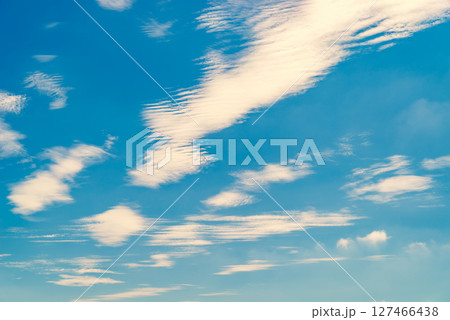 青空に散らばる波状雲　e-3 暖色加味 127466438