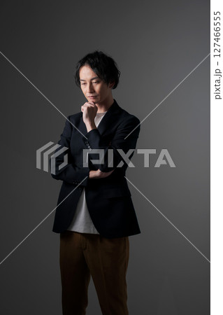 考え事をするビジネスマン 127466555