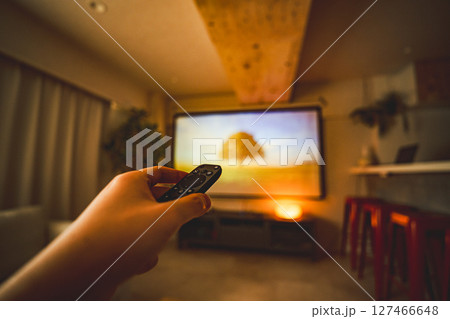 部屋でのワンシーン 127466648