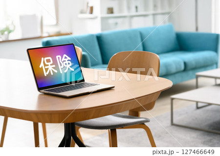 リビングに置かれたPC 127466649