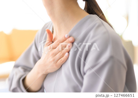 苦しい女性のポーズ 苦しい女性のポーズ 127466651