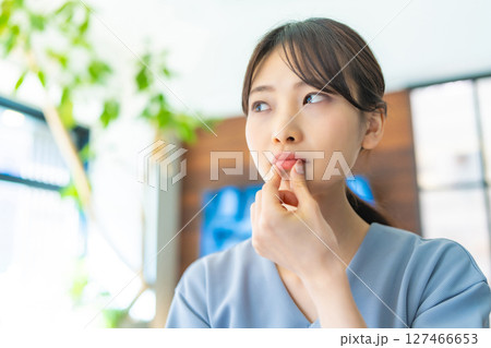 考えている女性のポートレート 127466653