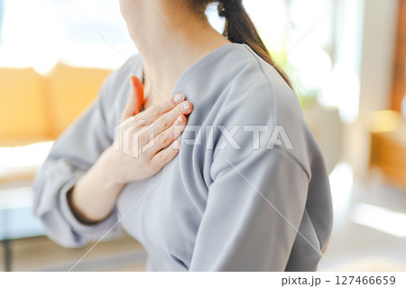 苦しい女性のポーズ 127466659