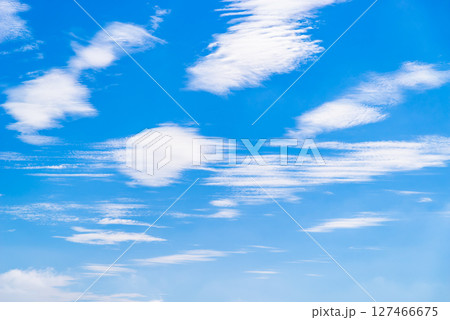 青空に散らばる波状雲　h-2 高彩度コントラスト 127466675